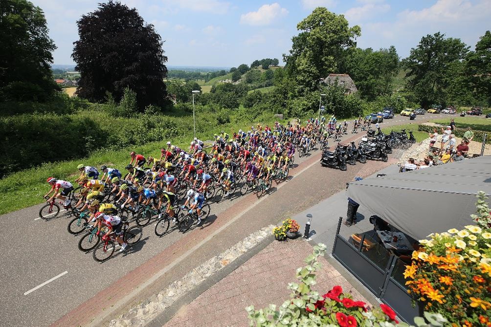 Wielerpeleton op de Bemelerberg met op de achtergrond het heuvellandschap